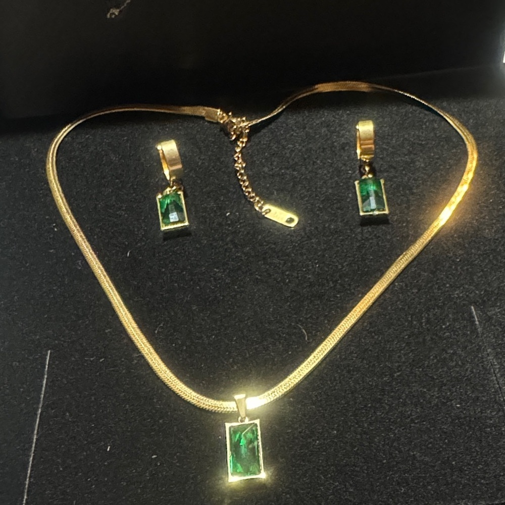 Gold and Green Necklace Set